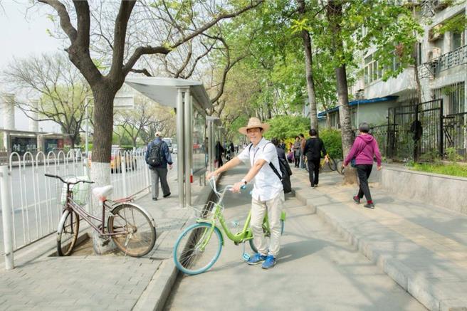 彰化县和美镇糖友里长何吉盛被检举赴大陆旅游受招待，彰化检方主动侦办，认何因触犯《总统副总统选罢法》、《反渗透法》，有烟灭、偽造证据及勾串共犯及证人之虞，12日向法院声请羁押禁见，不过法官认为，检察官声押书及补充理由所述难认犯嫌重大，因此无保请回。（翻摄何吉盛脸书／吴建辉彰化传真）