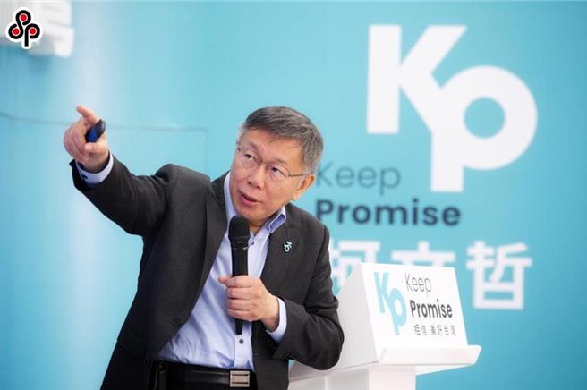 民眾黨總統參選人柯文哲今天召開交通政策記者會，針對機車是否取消兩段式左轉表達立場，他說，不准在紅綠燈時跑到前面去，跟在汽車後面走就可以。（鄧博仁攝）