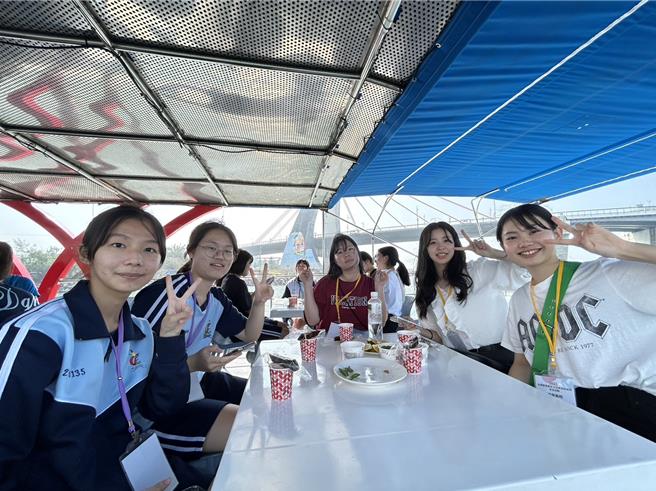 歷经3年的等待，屏东东港高中姊妹校、日本兵库县立浜坂高校近日到访，双方学生都开心不已，有学生已开始存旅费，希望明年能再见上一面。（谢佳潾摄）