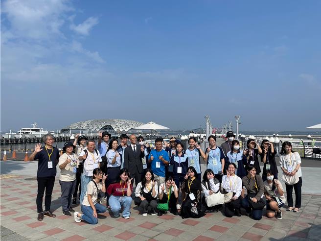 歷经3年的等待，屏东东港高中姊妹校、日本兵库县立浜坂高校近日到访，双方学生都开心不已，有学生已开始存旅费，希望明年能再见上一面。（谢佳潾摄）