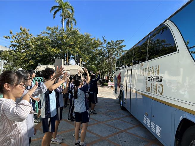 歷经3年的等待，屏东东港高中姊妹校、日本兵库县立浜坂高校近日到访，双方学生都开心不已，有学生已开始存旅费，希望明年能再见上一面。（谢佳潾摄）