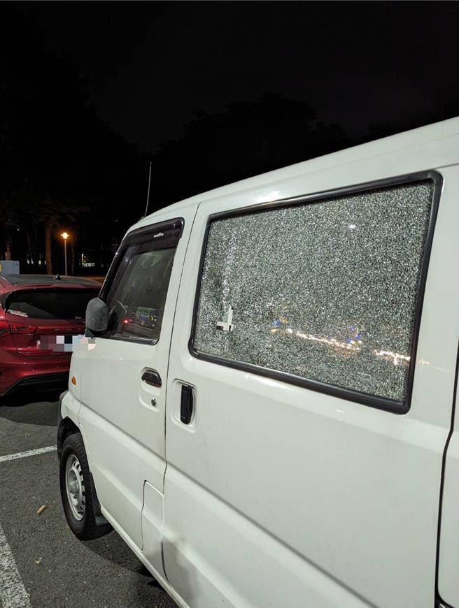 高雄一名车主将小货车停放于路边多日，取车时惊觉车窗疑似遭BB弹打破，目前警方正追查涉案对象中。（警方提供／任义宇高雄传真）