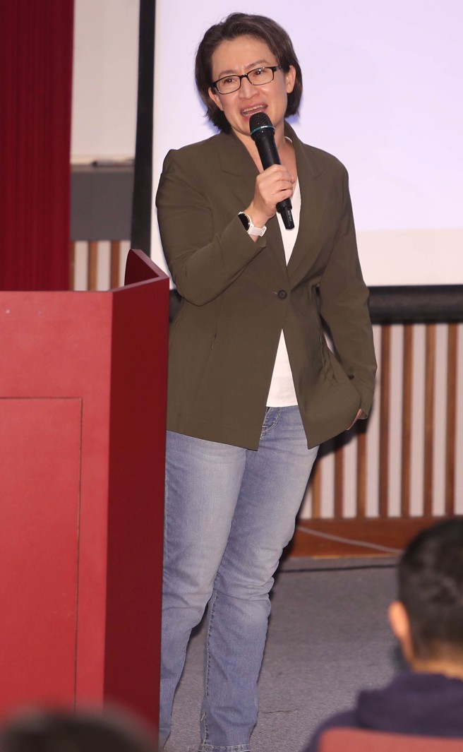 民进党副总统参选人萧美琴12日出席「政治大学青年与副总统候选人座谈」，与青年学子交流， 畅谈青年愿景，并接受政大学生提问，回应青年世代所重视的各项议题。（季志翔摄）