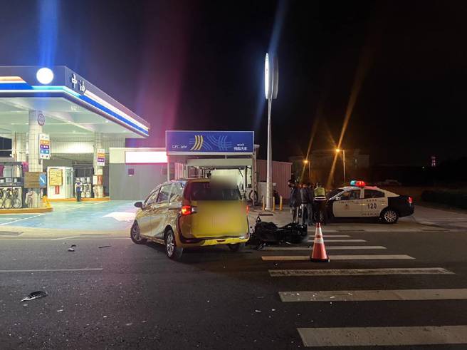 澎湖馬公市今12日晚間19時許，在西文里澎湖加油站前發生交通事故。（翻攝畫面）