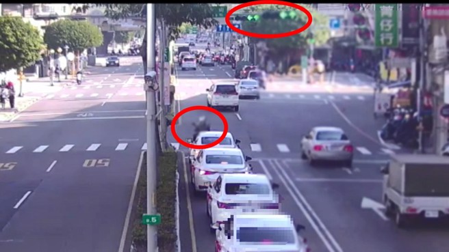 阮男騎機車遇到左轉燈亮，擋在車隊前不走。（翻攝畫面）