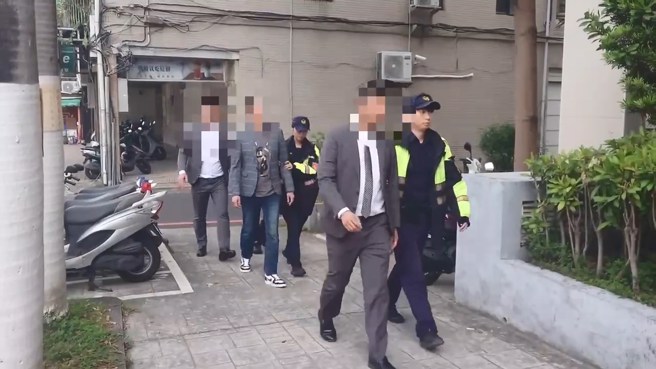 與阮姓騎士互毆的三名伴郎，被警方帶回派出所。（翻攝畫面）