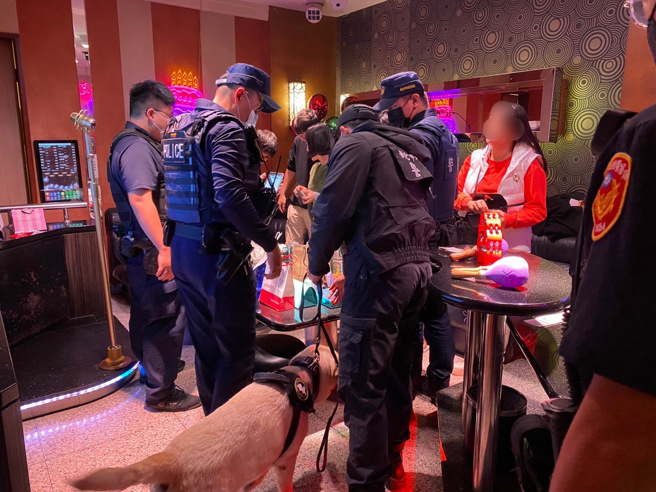 警方针对辖区KTV等娱乐场所进行大规模临检。（警方提供）