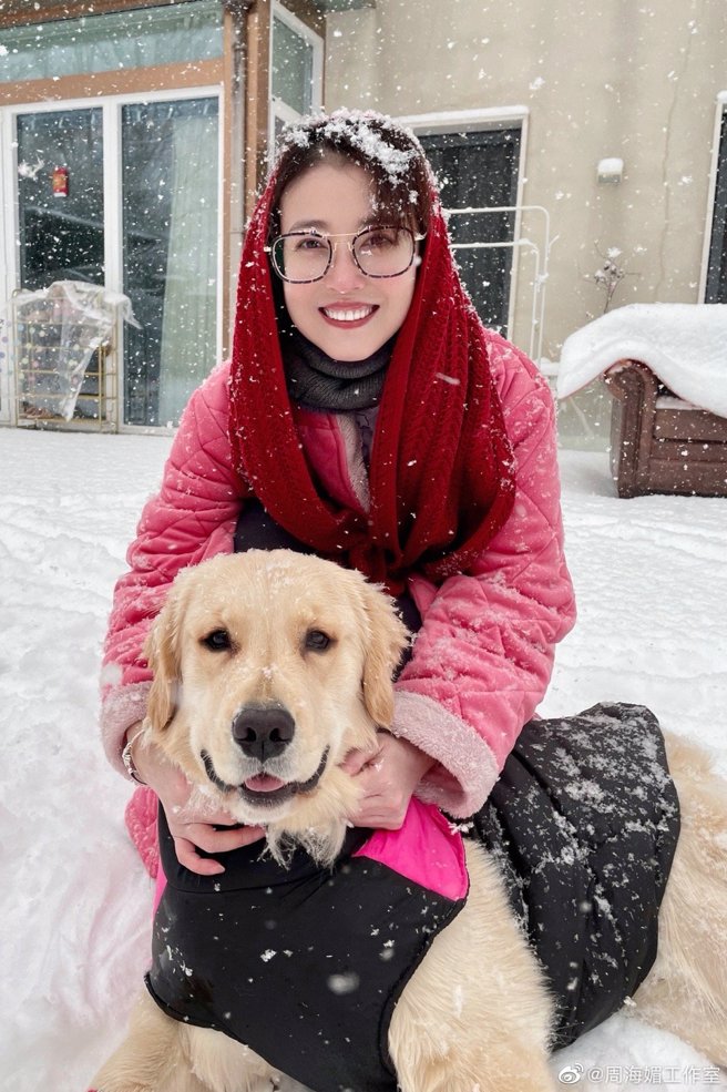 周海媚与小狗周六六。（图／微博）