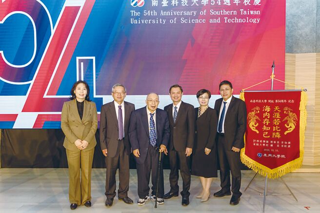 南臺科大董事長張信雄（左三）、校長吳誠文（左二）、韓國東岡大學社會福祉學院院長Mi-Ok Song（左一）、教務長Soon-Ah Ham（左五）、 越南胡志明農林大學副校長Nguyen Tat Toan（左四）、品質保證中心主任Vo Van Viet（左六）於創校54週年校慶典禮合影。圖／南臺科大提供