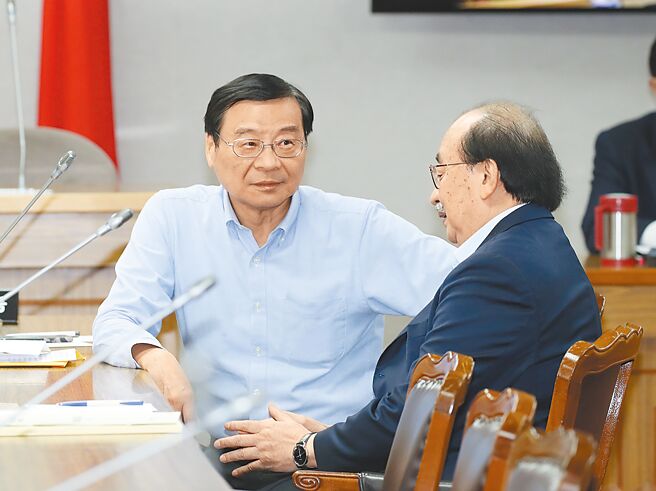 国民党立法院党团总召曾铭宗（左）不满绿委扣红帽子，破坏朝野协商的和谐、互信，拟退出朝野党团协商。右为民进党立法院党团总召柯建铭。（刘宗龙摄）