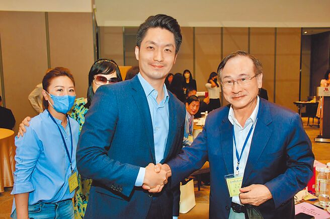 台北市公車聯營管理委員會主委李博文（右）自台北市長蔣萬安（右二）上任後，推出多項公車行銷與優化方案，未來公車運量持續回升，將推出更好康方案。（台北市公車聯營管理委員會提供／劉彥宜台北傳真）