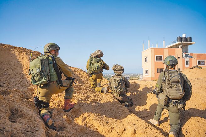 哈佛数百名教职联名信，力挺校长续任。图为在迦萨南部展开军事行动的以军。（新华社）