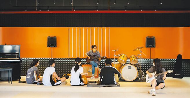 「空間活化改善計畫」讓北大高中的音樂教室變身現代感十足的小型展演舞台，班級音樂會演出效果更好。（新北市教育局提供／陳慰慈新北傳真）