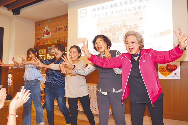 新北市社會局協助社區長者學習智慧型手機，委託台灣老大人活力發展協會培訓數位陪伴員，教導他們學習數位化。（新北市社會局提供／柯毓庭新北傳真）