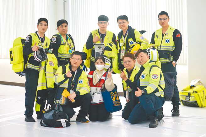 新北市消防局日前派員參加第6屆2023年亞洲緊急救護年會，一路過關斬將，於5國11隊中脫穎而出，勇奪冠軍殊榮。（新北市消防局提供／高鈞麟新北傳真）