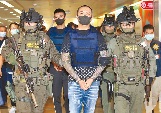 弘仁會中和組長「鯨魚」林京履（前排中）涉嫌唆使少年，在光天化日下到新北市土城區當鋪掃射51槍被起訴，如今又被起底2020年時受人指使聽命行事，教唆未成年少年持棍棒打人。（本報資料照片）