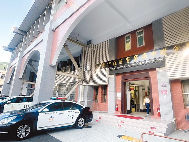 桃園中壢警分局交通中隊林姓員警知法犯法，10日開著巡邏車前往處理交通事故發生車禍被發現酒駕，酒測值高達0.69毫克，也害警車遭拔牌。（呂筱蟬攝）