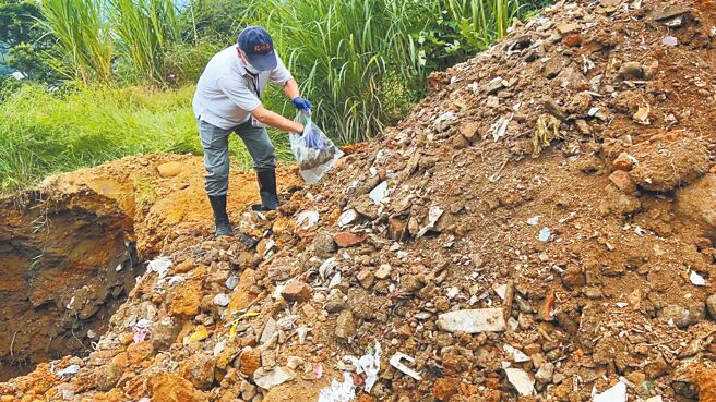 台中市警局大甲警分局11日指出，自2022年9月起，陆续接获有不法集团假藉环保团体名义，向大甲区等地的地主租借土地后，再倾倒大量废弃物，直至废土及废弃物堆满农地后，逃逸无踪。（大甲警分局提供／张妍溱台中传真）