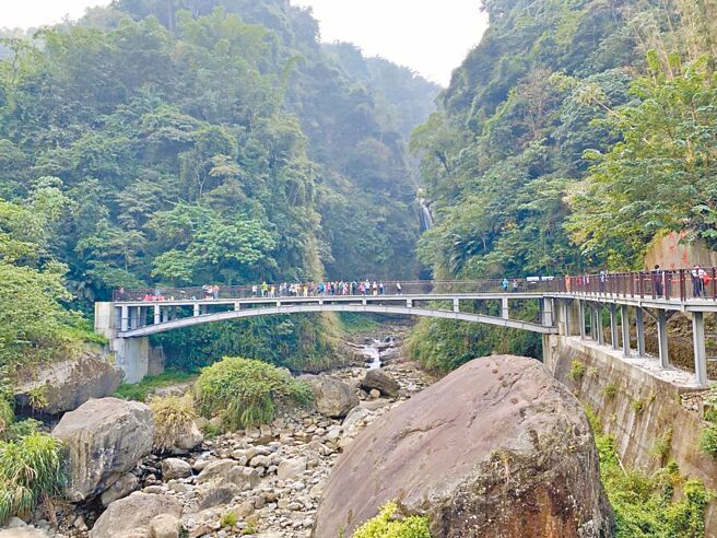 南投县政府县务会议11日通过「瑞龙瀑布园区拟办理委外经营」案，未来希望引进专业经营业者强化宣传行销，吸引更多人潮钱潮，使观光发展与地方产业能互利双赢。（南投县政府提供／曾雪蒨南投传真）