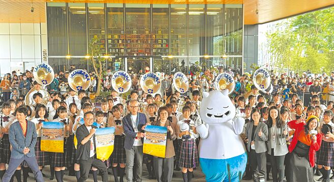 有「橘色惡魔」之稱的日本京都橘高校吹奏樂部11日早上在高雄承億酒店1樓戶外廣場加碼快閃演出，吸引上千粉絲朝聖。（柯宗緯攝）