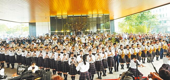 「橘色惡魔」之稱的日本京都橘高校吹奏樂部11日早上在高雄承億酒店1樓戶外廣場加碼快閃演出，吸引上千粉絲朝聖。（柯宗緯攝）