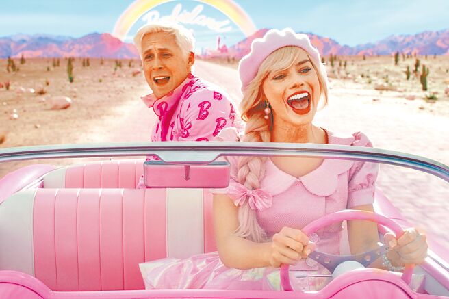 莱恩葛斯林（后）、玛格罗比主演的《芭比》是今年最火红的电影之一。（华纳兄弟提供）