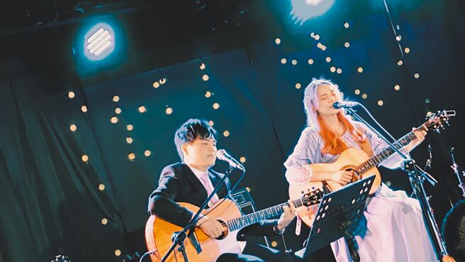 蘇明淵（左）擔任吳蓓雅的訴訟律師後再合作新歌。（風潮音樂提供）