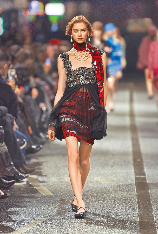 华丽而充满细节的服装作品，强调了工坊系列出身血统的高贵。（CHANEL提供）