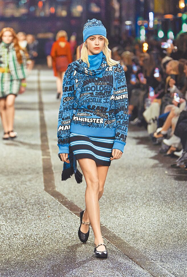 以手缝刺绣制成的涂鸦字样，呼应了60年代的反骨记忆。（CHANEL提供）