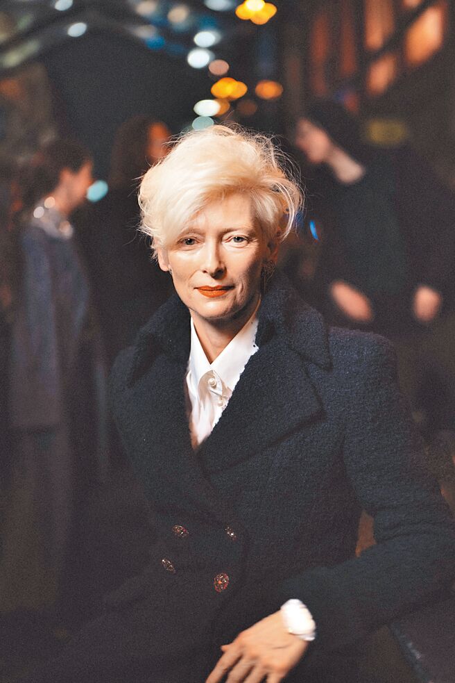 女星蒂妲史云顿以优雅的造型现身大秀。（CHANEL提供）