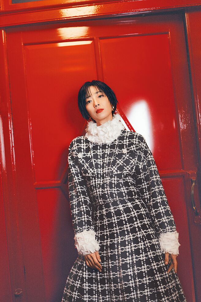 台湾女星桂纶镁身上的工坊系列做工繁复华丽，也是现场最亮眼的亚洲女星之一。（CHANEL提供）