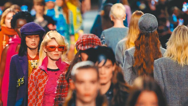 色彩繁华、风格似60年代的英伦味，就是本次工坊大秀的最大特色。（CHANEL提供）