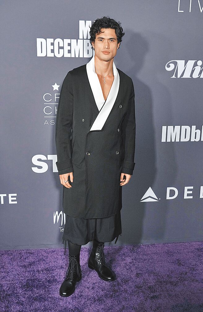 查爾斯梅爾頓愛秀出結實的胸膛，近期穿民族風格的Kenzo大衣。（美聯社）