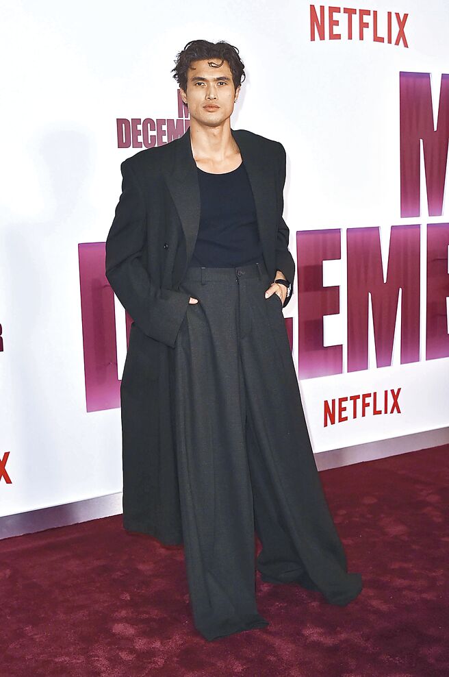 查爾斯梅爾頓穿衣大膽，電影洛杉磯首映時穿Balenciaga雙層褲裝上陣，同樣搭配蕭邦珠寶與手表。（美聯社）