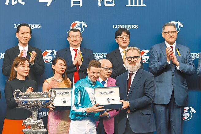 浪琴環球市場部副總監Bernardo Tribolet致贈浪琴先行者系列Zulu Time腕表給「浪漫勇士」騎師麥道朗。（香港賽馬會提供）