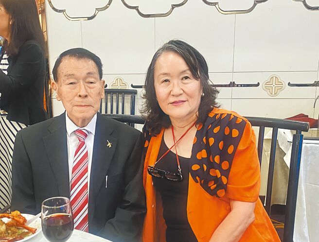 八十九歲的周愚與作者合影。（邱瀟君提供）