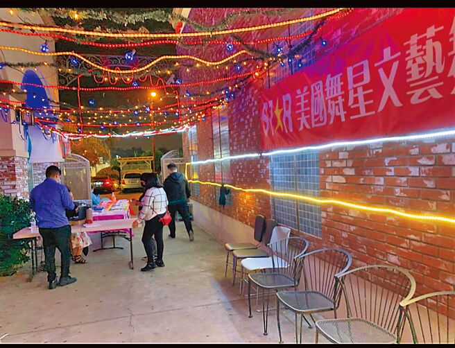 從外面大門走向舞廳內部的走廊（梁卓提供）