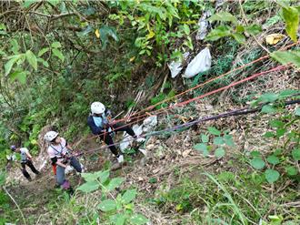 垃圾瀑布何時才消失？ 花蓮秀林國中繩索隊清水斷崖清出逾百公斤廢棄物