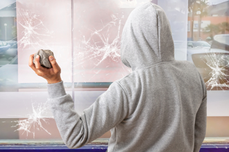 長春女登高樓猛朝路面「拋8磚頭」 1女買燒烤路過無辜被砸死