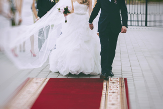 婚紗屁股部位破大洞 新娘走紅毯崩潰：被看光光