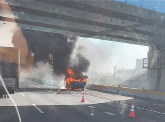 國1南下彰化段火燒車 駕駛急靠路肩跳車逃生