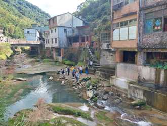 石碇住宅廢水排入溪！他嘆「泡腳前先看環境」 新北環保局回應了