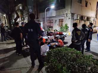 公園旁抽菸一句「你說啥」 竟遭醉男持雙刀襲擊