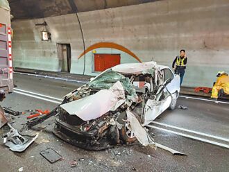 小客車追撞貨車 雪隧事故1人身亡