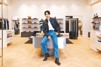 AKIRA愛Bally腰包 想當夫妻包