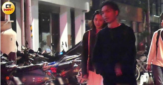 演出结束后，李沐与邹序一同前往停车场取车。（图／本刊摄影组）