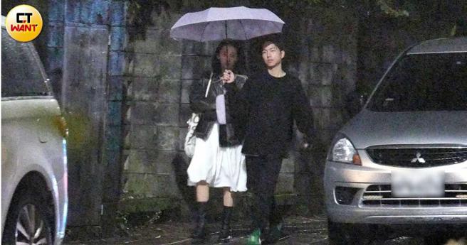 停好车后两人共撑一把伞。（图／本刊摄影组）