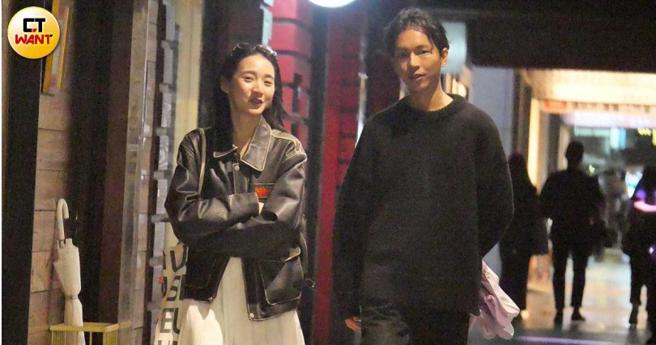 两人边走边聊，但保持着一点点距离。（图／本刊摄影组）