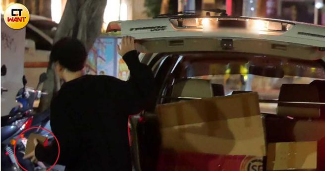 邹序送李沐返家前从后车厢拿了一盒东西给她。（图／本刊摄影组）