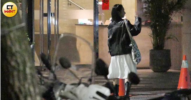 李沐跟邹序挥手道别，还行注目礼了一会儿。（图／本刊摄影组）